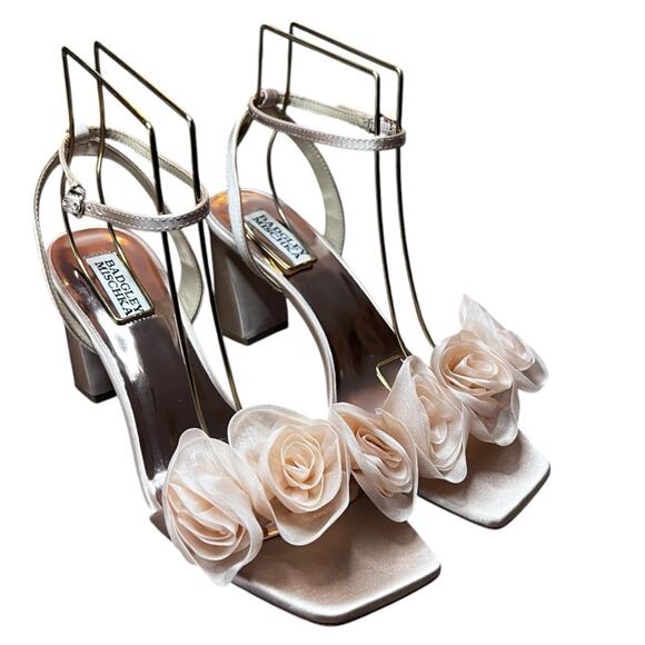 Badgley Mishka Carli Rosette Block Heels Rose  Detail Blush Nude NEW 8.5 - Picture 1 of 8